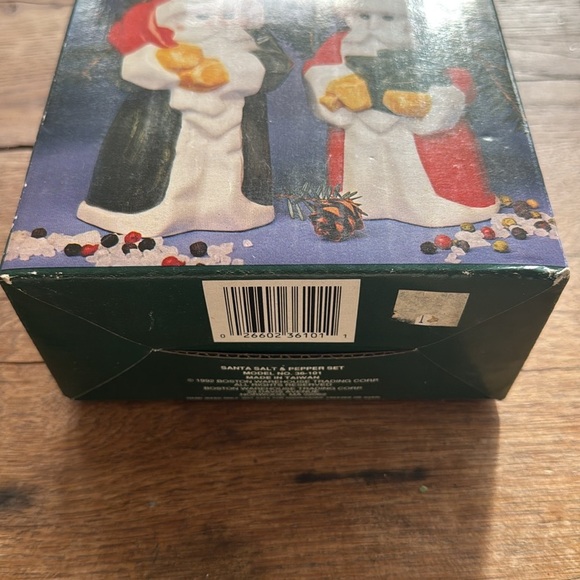 Boston Warehouse Yuletide Santa Salt and Pepper Shakers - Picture 4 of 5